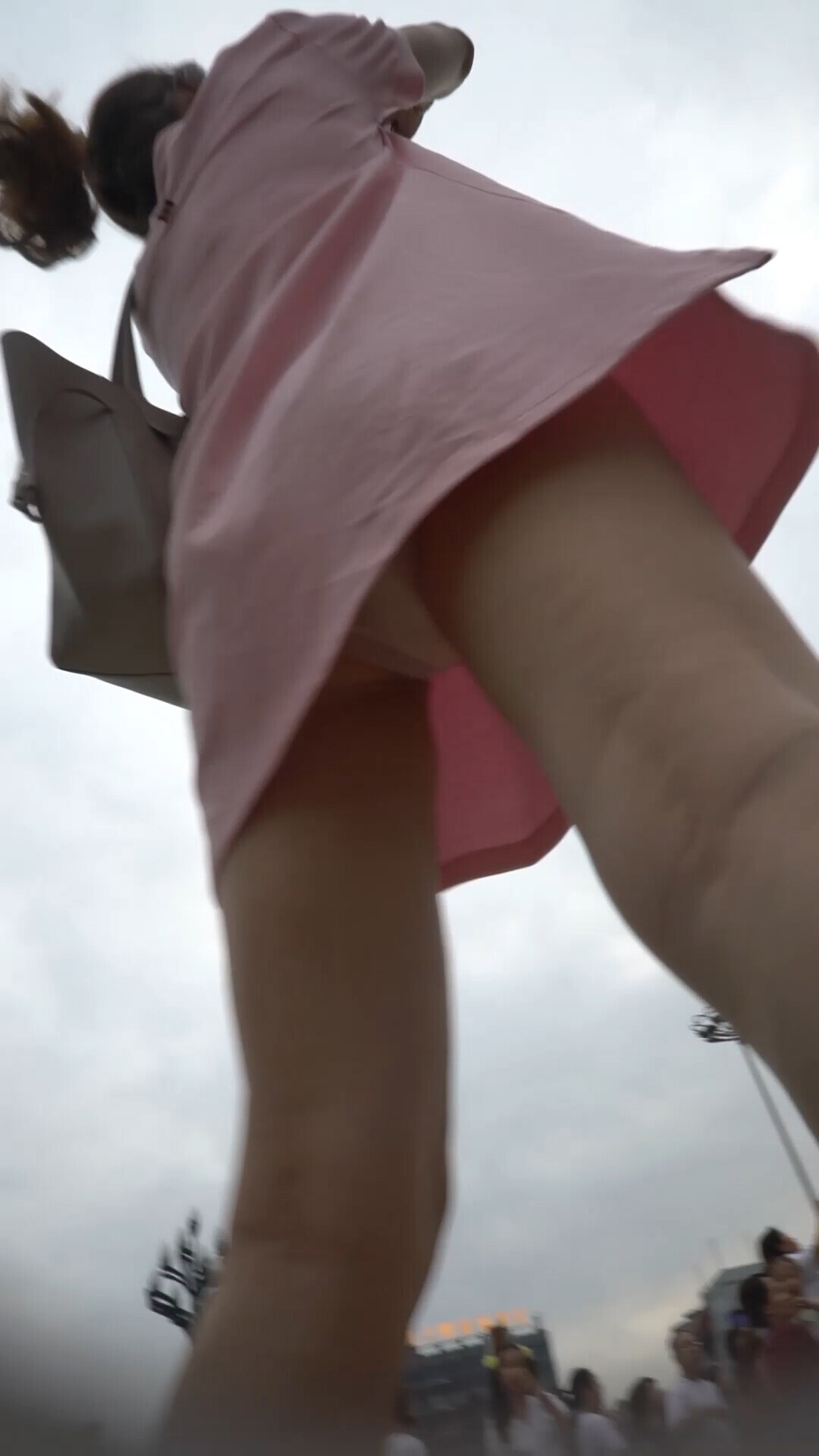 尾随偷拍美女裙底风光❤️粉裙美少妇看表演，透明内裤紧裹肥臀漏黑森林