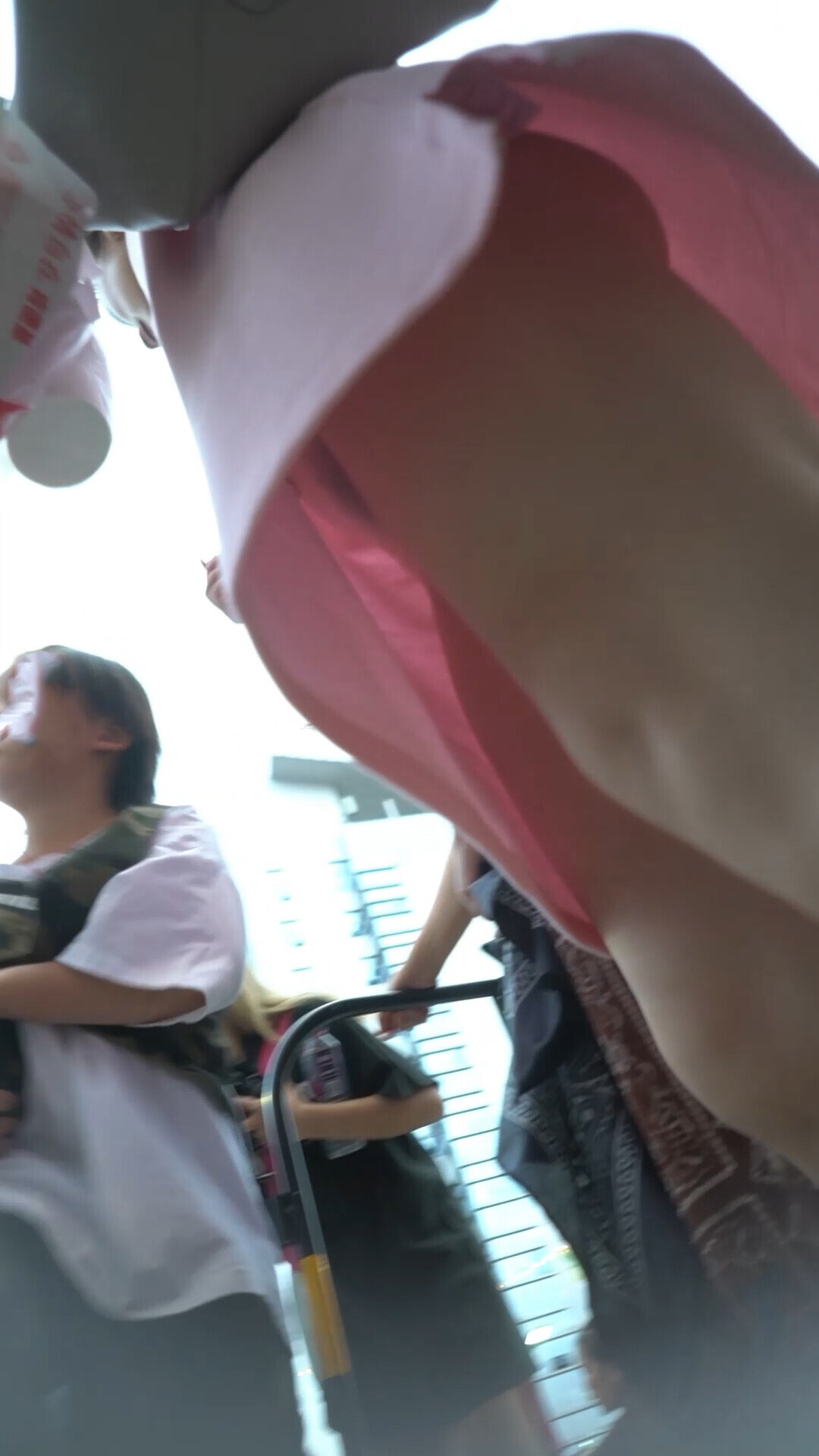 尾随偷拍美女裙底风光❤️粉裙美少妇看表演，透明内裤紧裹肥臀漏黑森林