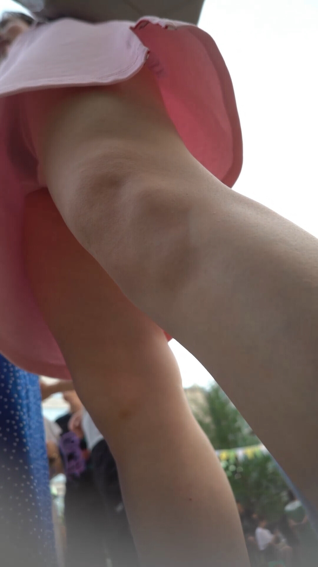 尾随偷拍美女裙底风光❤️粉裙美少妇看表演，透明内裤紧裹肥臀漏黑森林