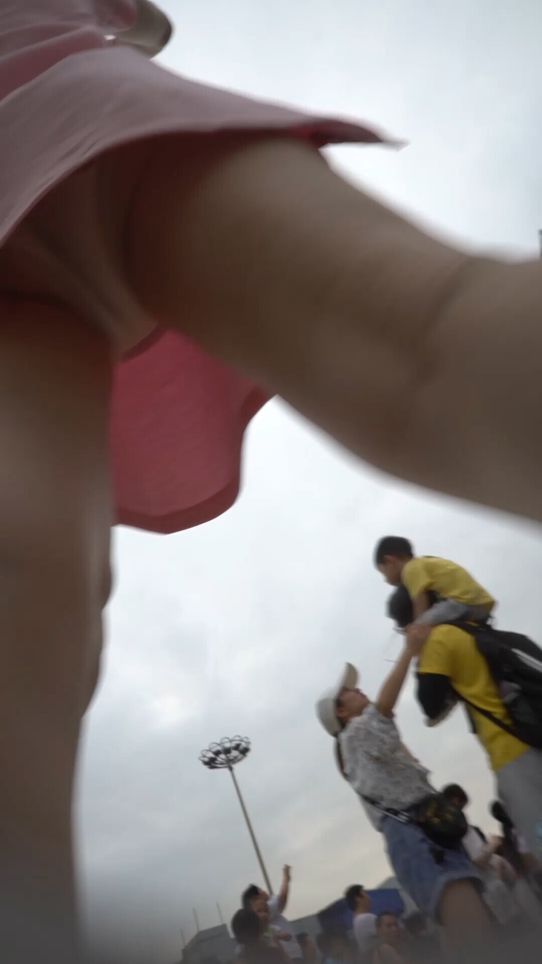 尾随偷拍美女裙底风光❤️粉裙美少妇看表演，透明内裤紧裹肥臀漏黑森林