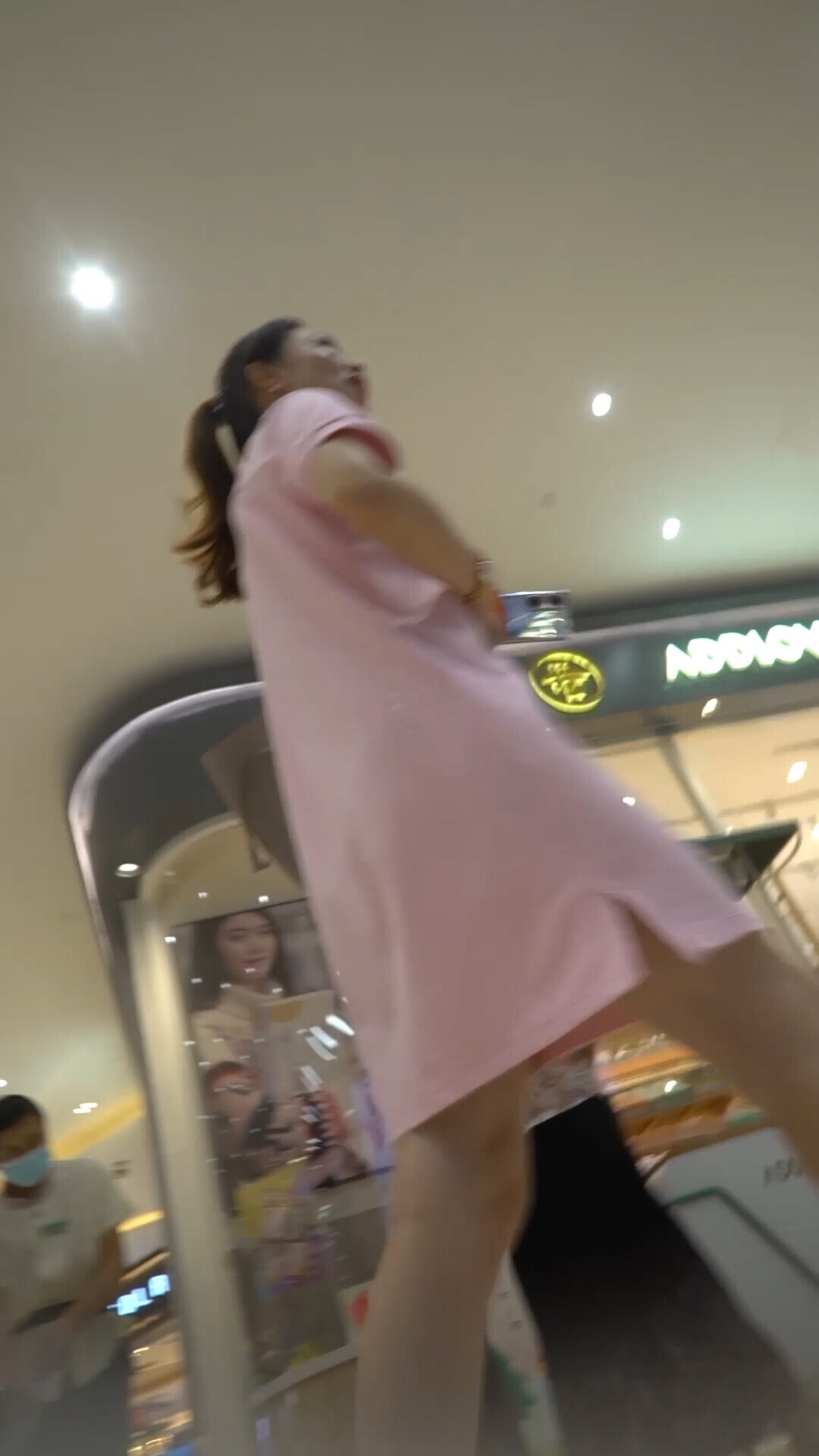 尾随偷拍美女裙底风光❤️粉裙美少妇看表演，透明内裤紧裹肥臀漏黑森林