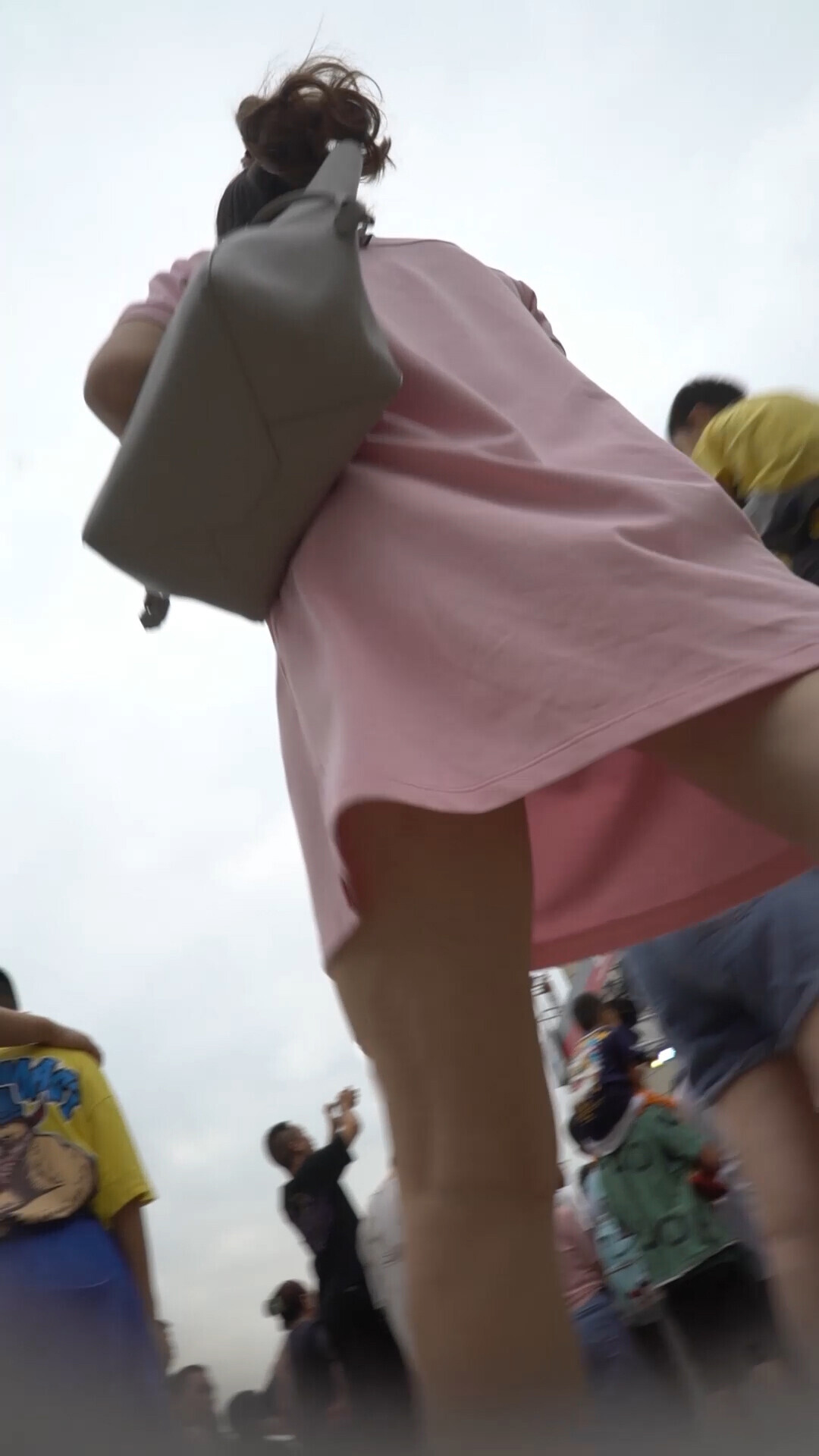 尾随偷拍美女裙底风光❤️粉裙美少妇看表演，透明内裤紧裹肥臀漏黑森林