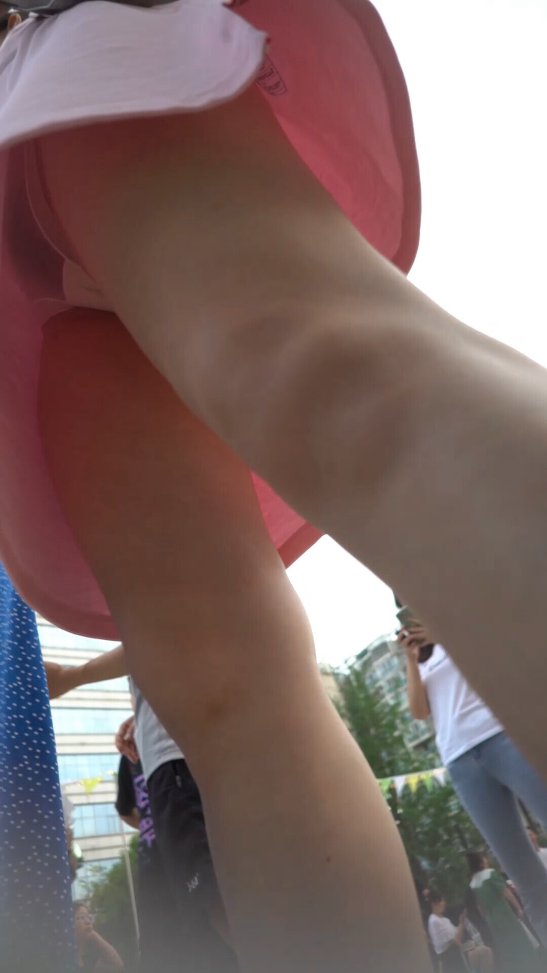 尾随偷拍美女裙底风光❤️粉裙美少妇看表演，透明内裤紧裹肥臀漏黑森林