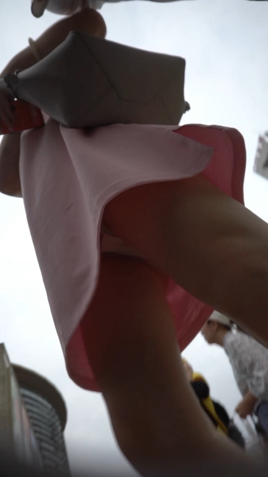 尾随偷拍美女裙底风光❤️粉裙美少妇看表演，透明内裤紧裹肥臀漏黑森林