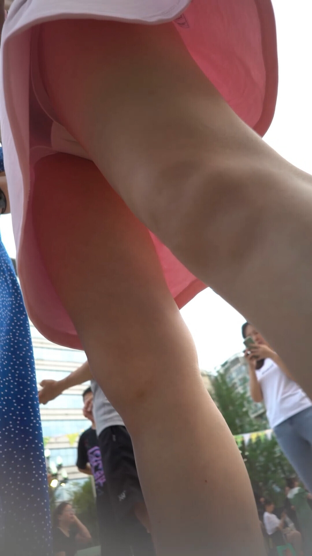 尾随偷拍美女裙底风光❤️粉裙美少妇看表演，透明内裤紧裹肥臀漏黑森林