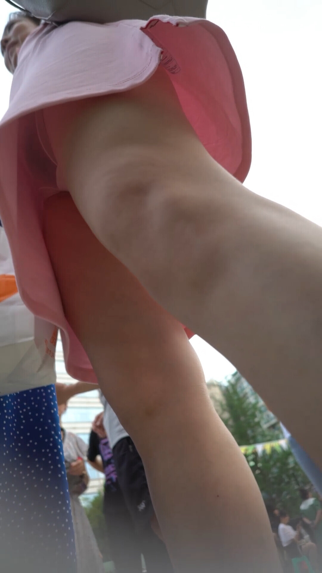 尾随偷拍美女裙底风光❤️粉裙美少妇看表演，透明内裤紧裹肥臀漏黑森林