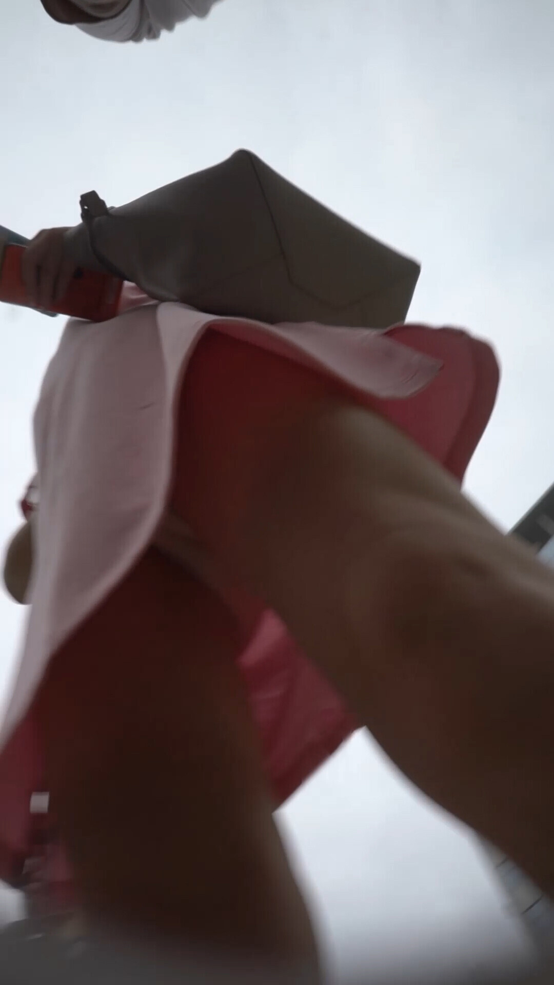 尾随偷拍美女裙底风光❤️粉裙美少妇看表演，透明内裤紧裹肥臀漏黑森林