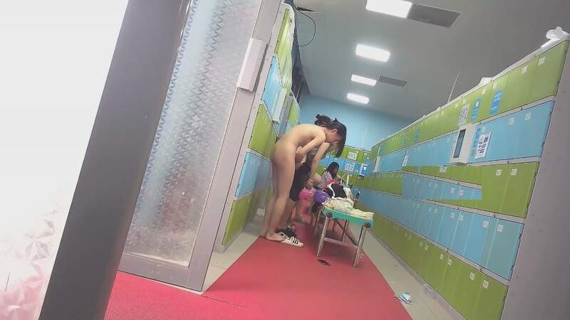 大众浴室内部员工偷拍多位白嫩的美女洗澡换衣服