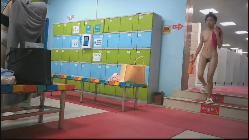 大众浴室内部员工偷拍多位白嫩的美女洗澡换衣服