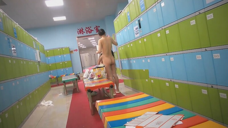 大众浴室内部员工偷拍多位白嫩的美女洗澡换衣服