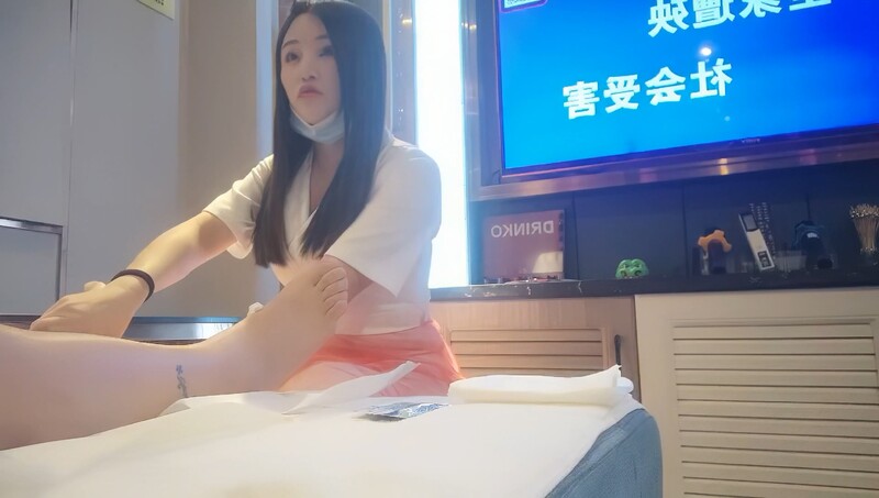 离异少妇架不住金钱诱惑,下班了来开房,大奶黑丝,插进去就开始浪叫!