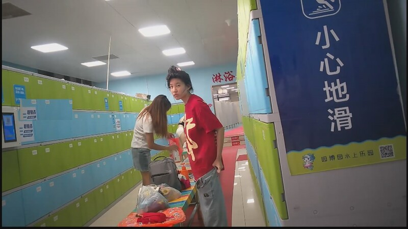 大众浴室内部员工偷拍多位白嫩的美女洗澡换衣服