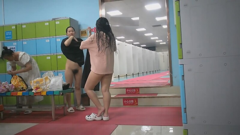 大众浴室内部员工偷拍多位白嫩的美女洗澡换衣服