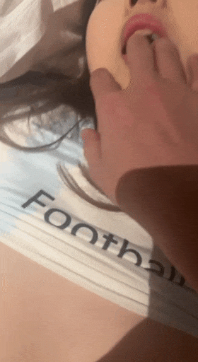 杭州外国语学院的反差婊【yiganq2660】校门口晒装满精液的套子五星级酒店3P白富美的性福生活