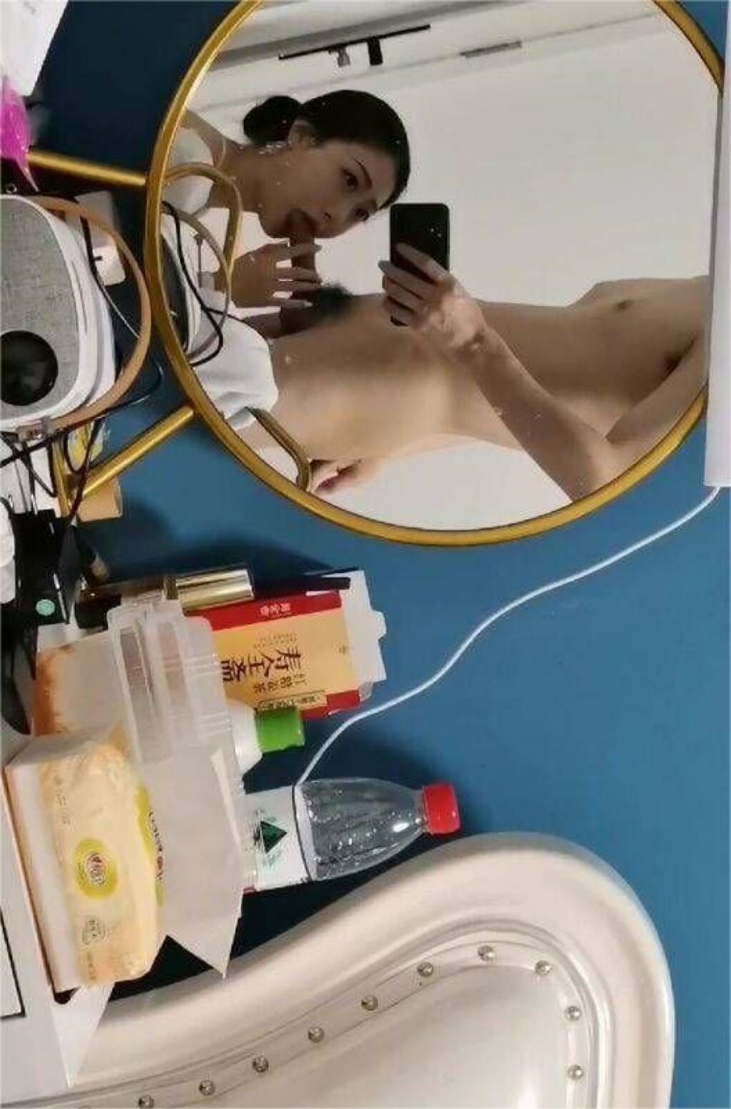 宿舍里讨论到经历过的第一个男人