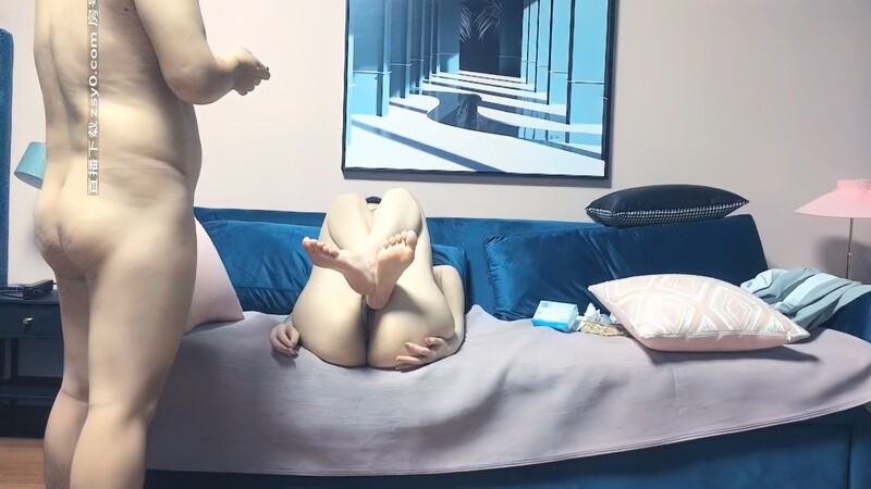 20岁校花相遇在长沙的夜，油腻男依偎在怀中，肆意玩弄调教，看了让人心碎不已