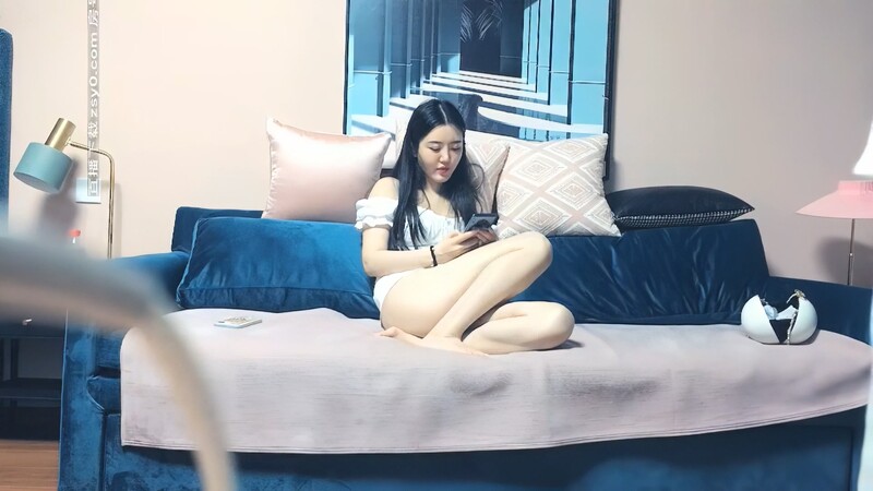 20岁校花相遇在长沙的夜，油腻男依偎在怀中，肆意玩弄调教，看了让人心碎不已