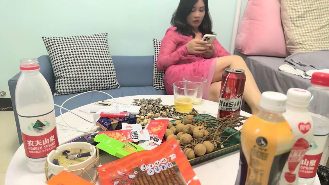 约操良家人妻少妇偷偷出来约炮，搞的我内裤多湿了，拉到床上操，紧致骚穴，呻吟连连