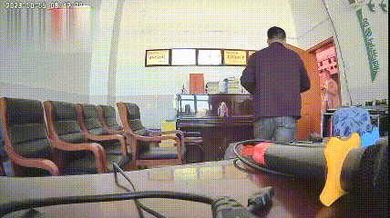 老干部与女下属会议室啪啪又没关摄像头 看老色鬼这猴急样 操的人家一点都不舒服