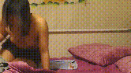 小情侣爱爱 在家被男友上来一顿猛怼狂操 双腿乱颤 爽的不要不要的 噢噢叫不停