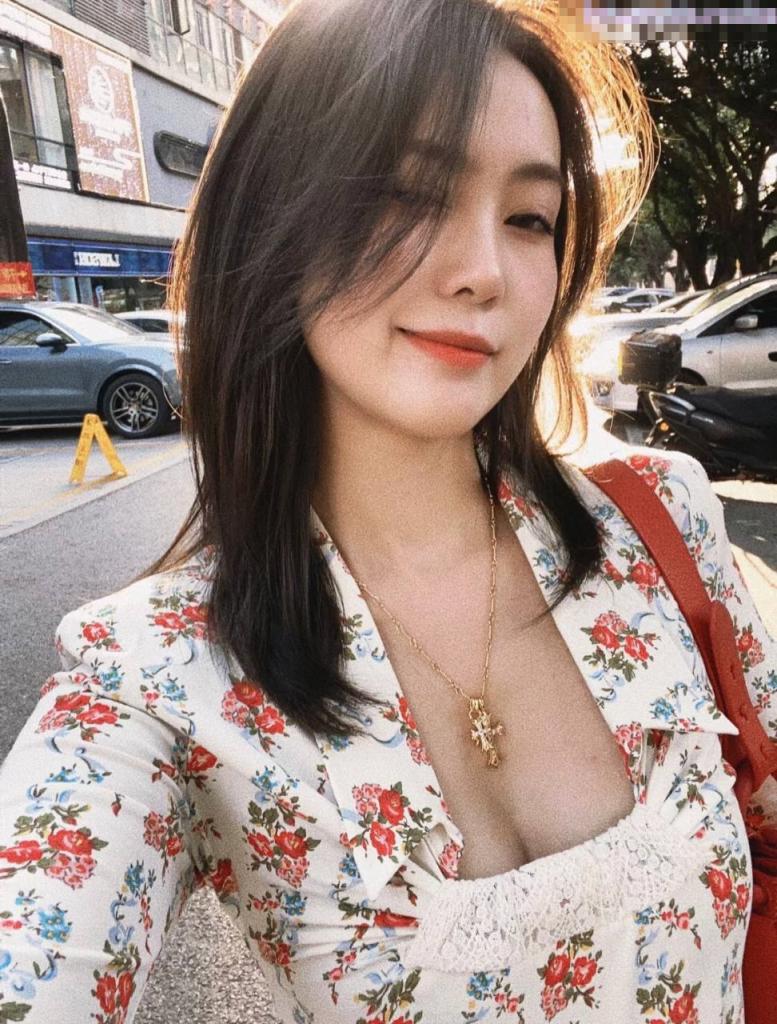 爆操女神小菊花 被爸爸干小屁屁 爸爸一点都不怜香惜玉，首次挑战肛门好舒服好刺激 大鸡吧直接对着屁股操