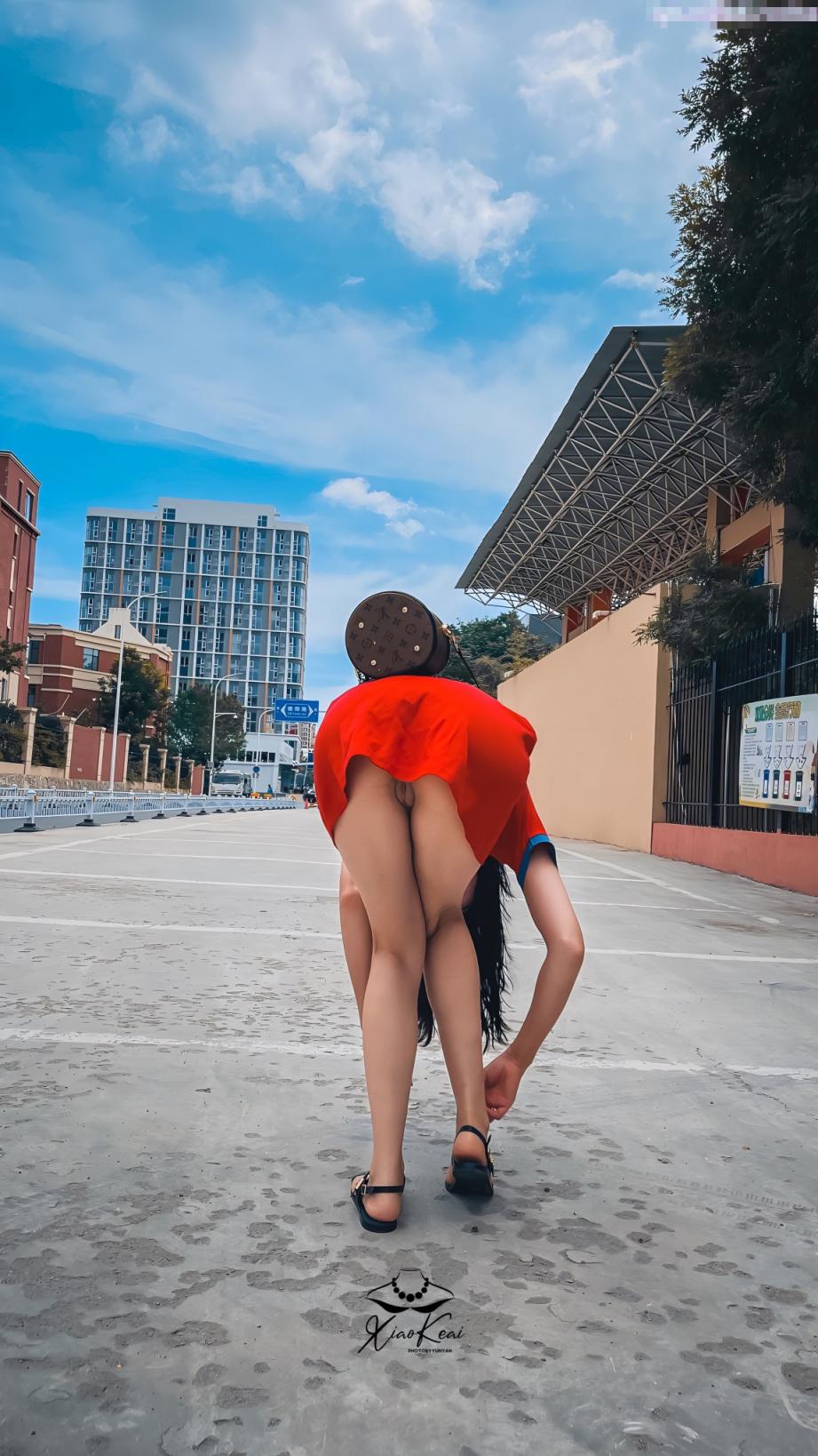 美艳新婚人妻 偷偷约会体育生弟弟 小弟弟太会玩儿了 大鸡巴的倒入深插 直接顶到底 爽翻了