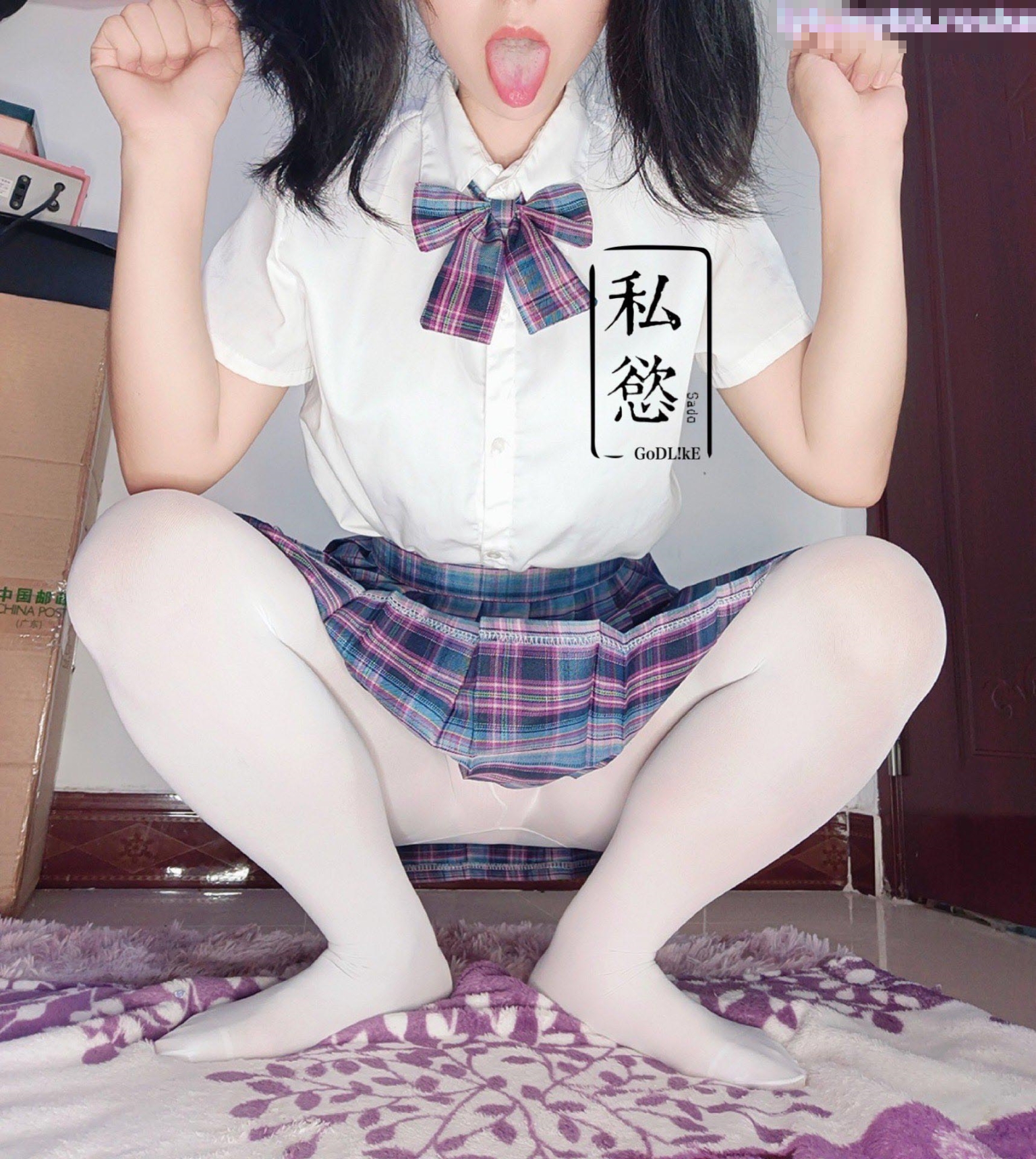 大一的校花真的是纯欲啊 胴体雪白粉嫩的 连小穴都是粉的 清纯的眼神看着你都是勾魂的 抱起来操内射