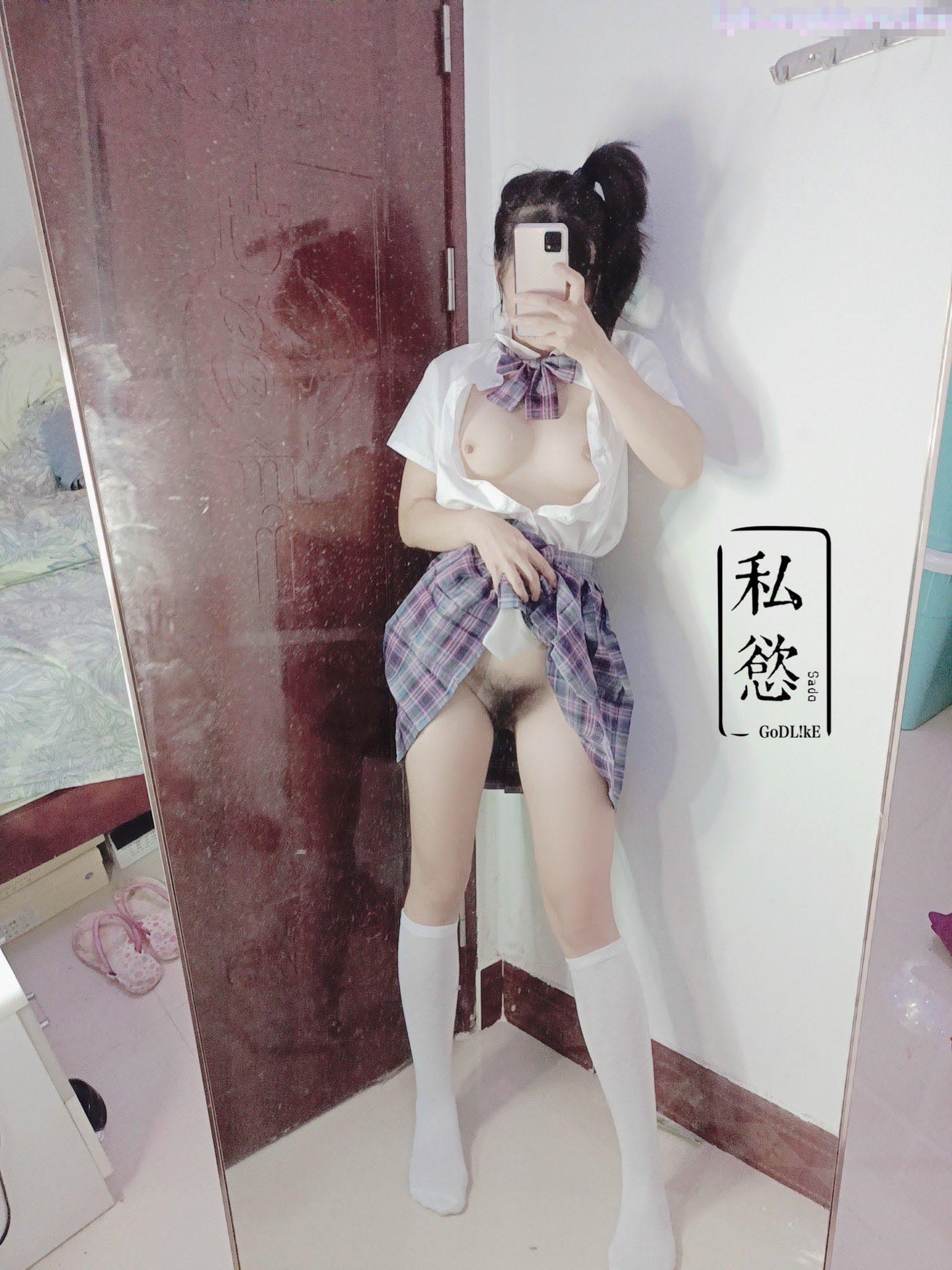 大一的校花真的是纯欲啊 胴体雪白粉嫩的 连小穴都是粉的 清纯的眼神看着你都是勾魂的 抱起来操内射