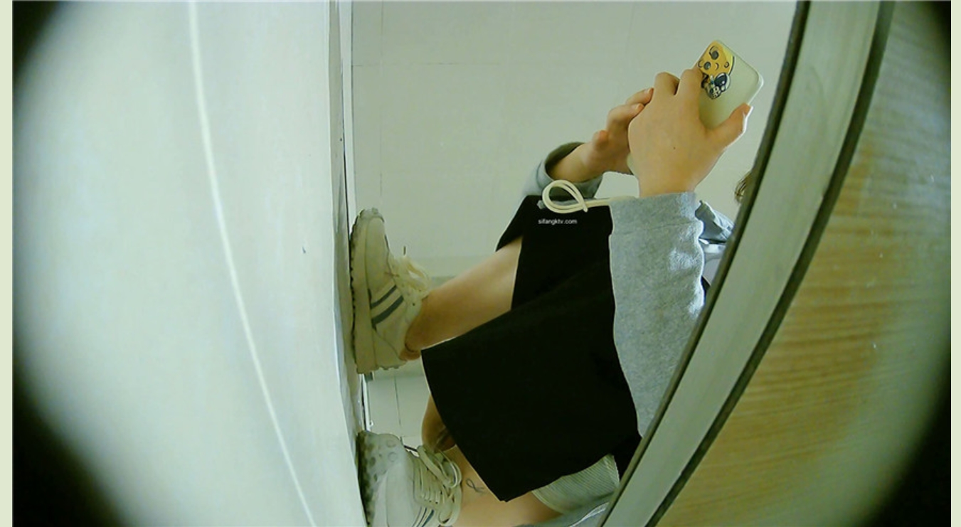 潜入商场女厕偷拍多位美女嘘嘘差点被一个机灵鬼发现