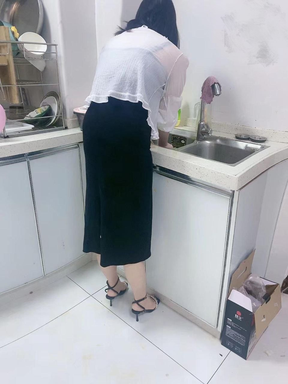 一回来就被干了趁嫂子洗碗在厨房上内射嫂子紧张刺激 骚逼才摸一下全是水！真是尤物呀