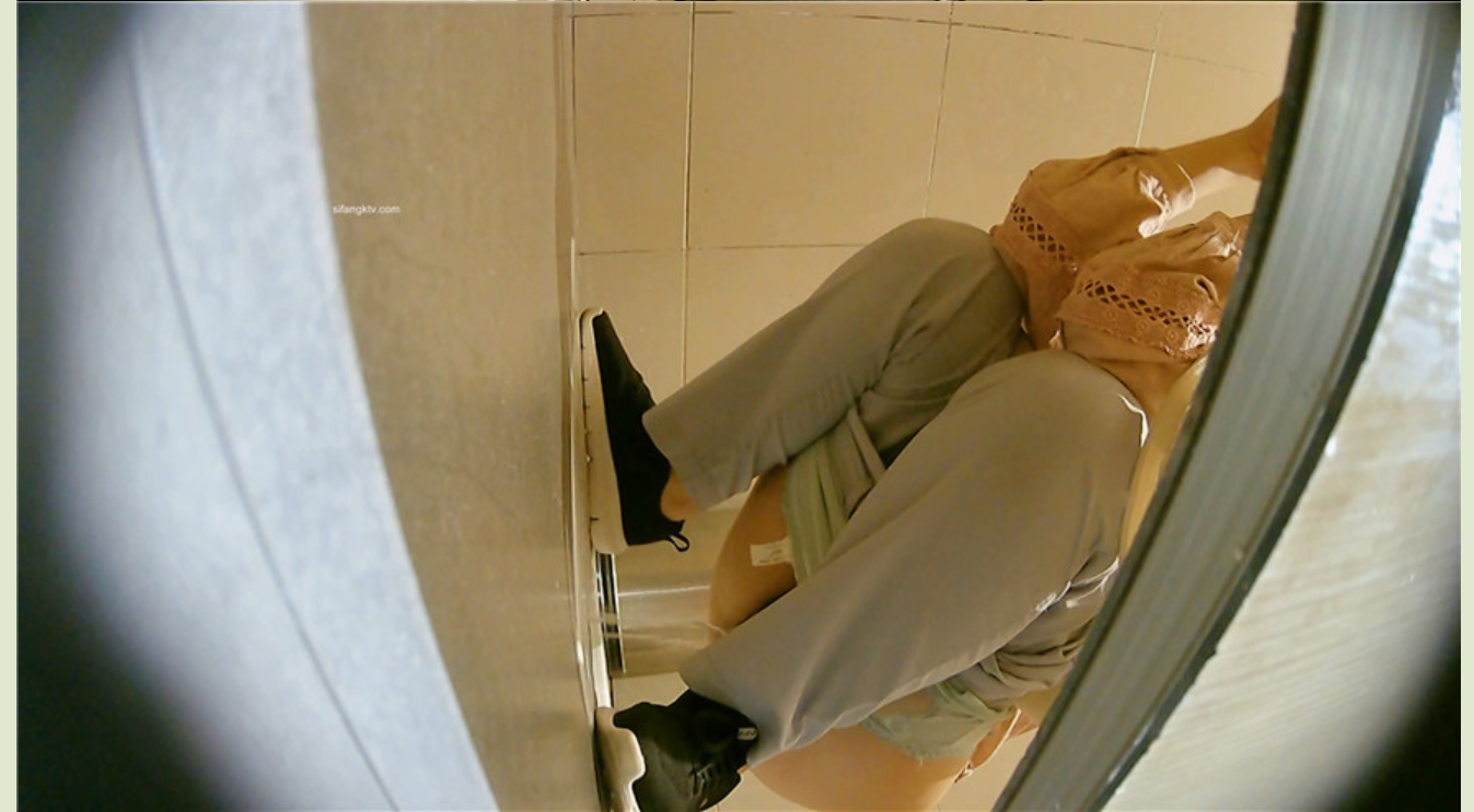 潜入商场女厕偷拍多位美女嘘嘘差点被一个机灵鬼发现