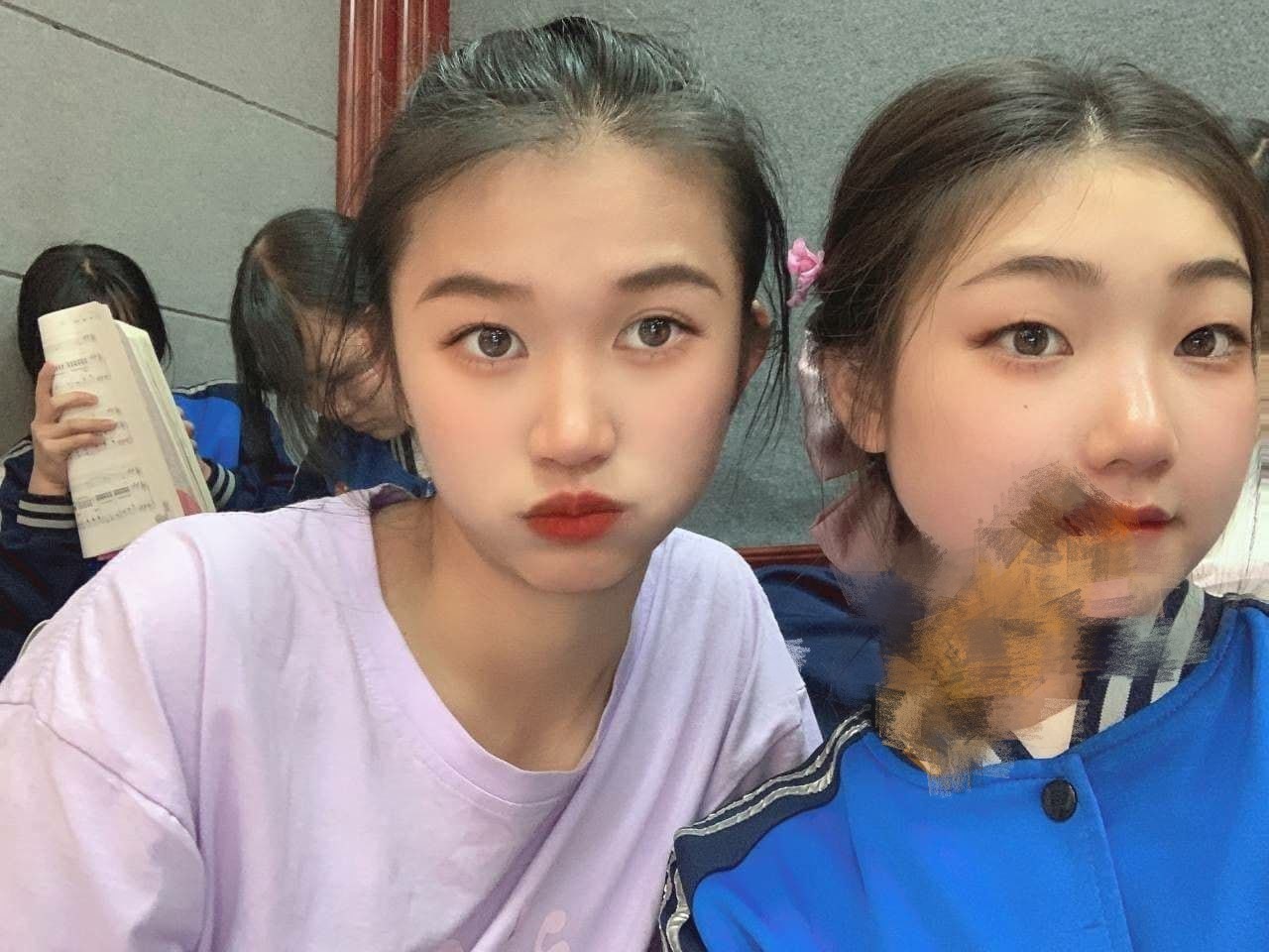 重庆出差的时候在某探上约到的妹子 约出来玩完就带回酒店了 可以舔屁眼舔脚