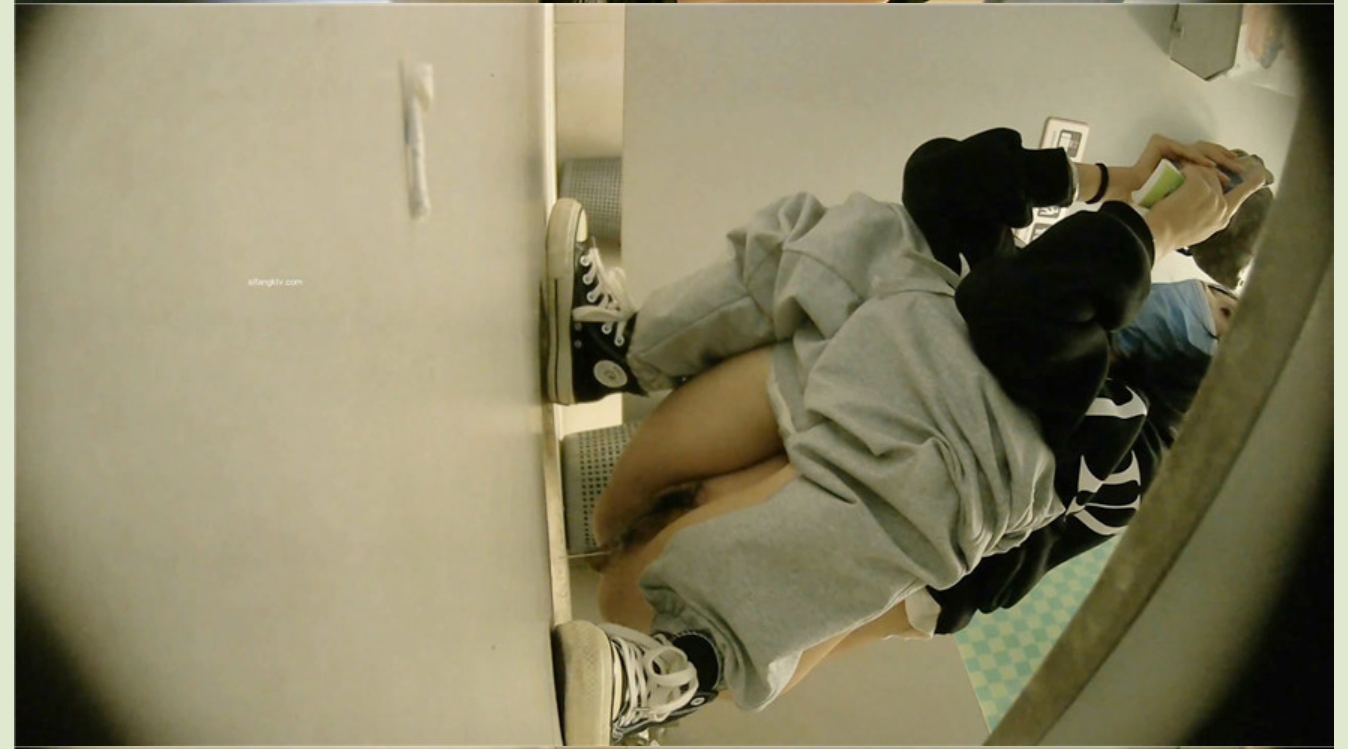 潜入商场女厕偷拍多位美女嘘嘘差点被一个机灵鬼发现