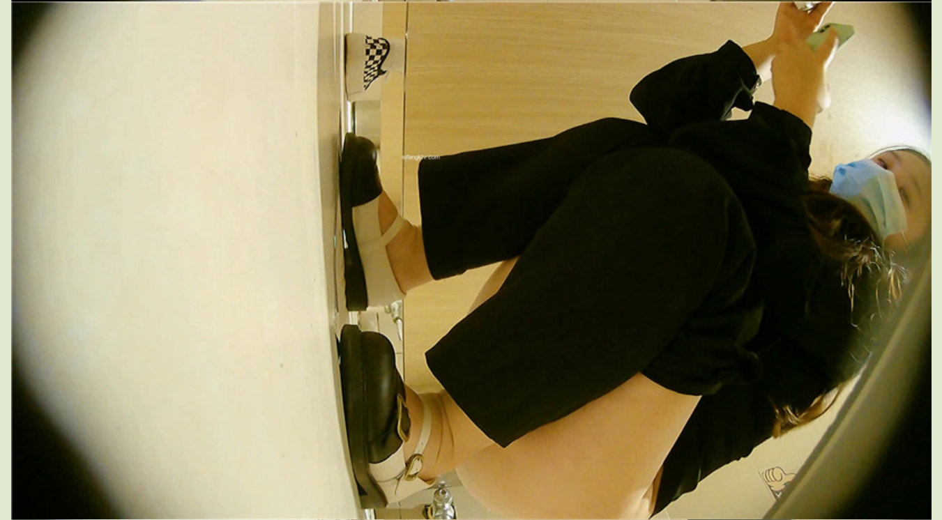 潜入商场女厕偷拍多位美女嘘嘘差点被一个机灵鬼发现