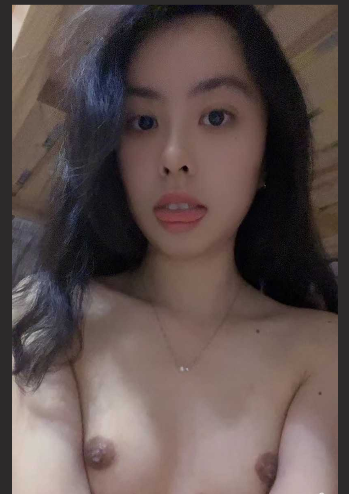 青岛艺术院校母G 苏心怡 被男友按着头深喉 插进喉咙好难受 酒店楼道狠狠艹大屁股！