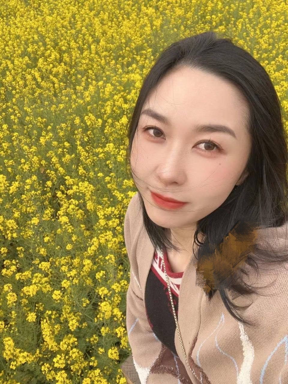 曝光河南驻马店反差中学老师 学校里为人师表 私下约炮掰开骚穴给炮友拍照 被后入的忘我淫叫!