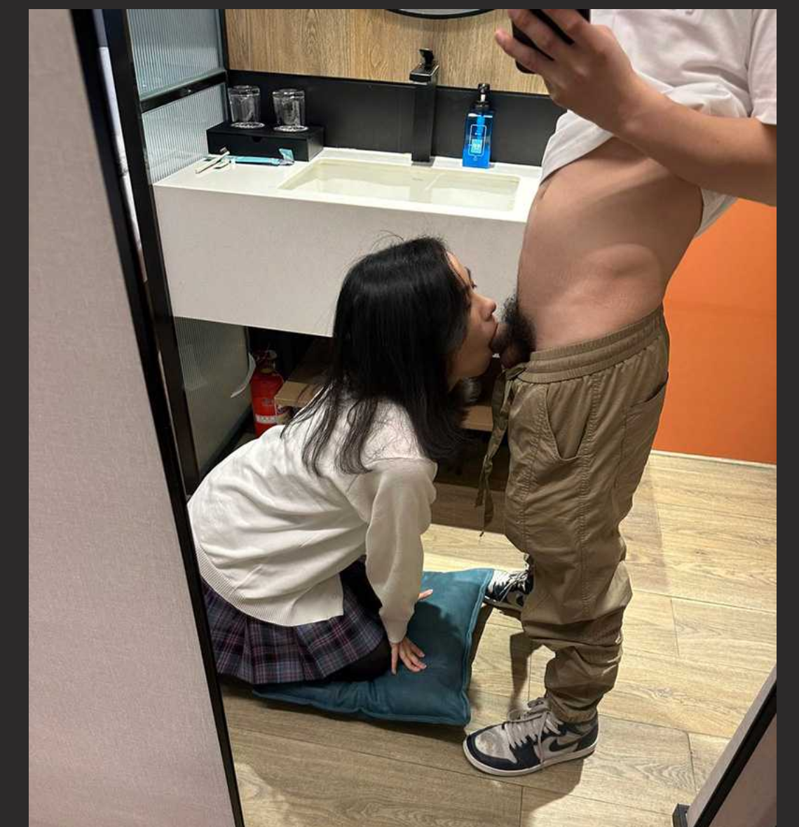 青岛艺术院校母G 苏心怡 被男友按着头深喉 插进喉咙好难受 酒店楼道狠狠艹大屁股！