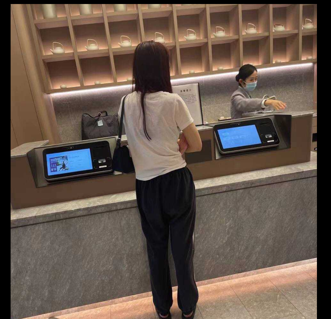 广东深圳锐思教育龙华校区人民教师李金玲趁老公在外工作，经常与不同炮友偷情，绝对是人民的好性奴