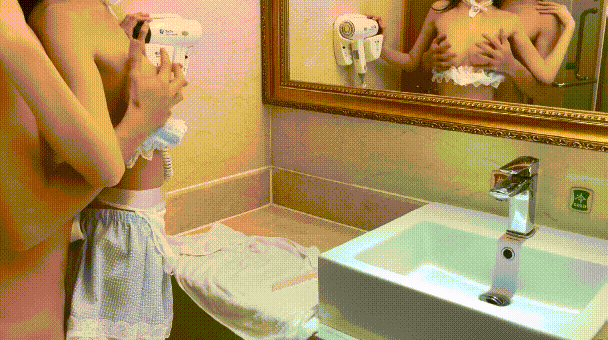 听着骚母G两张嘴都被塞满一边被操一边呜呜呜的声音真的太棒了