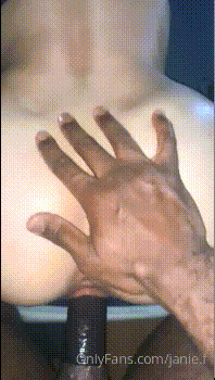 媚黑骚婊体验终极大黑吊的快乐 欲求不满 花巨资找了2个黑人，把骚妻干的受不了，按着腰被操烂啦