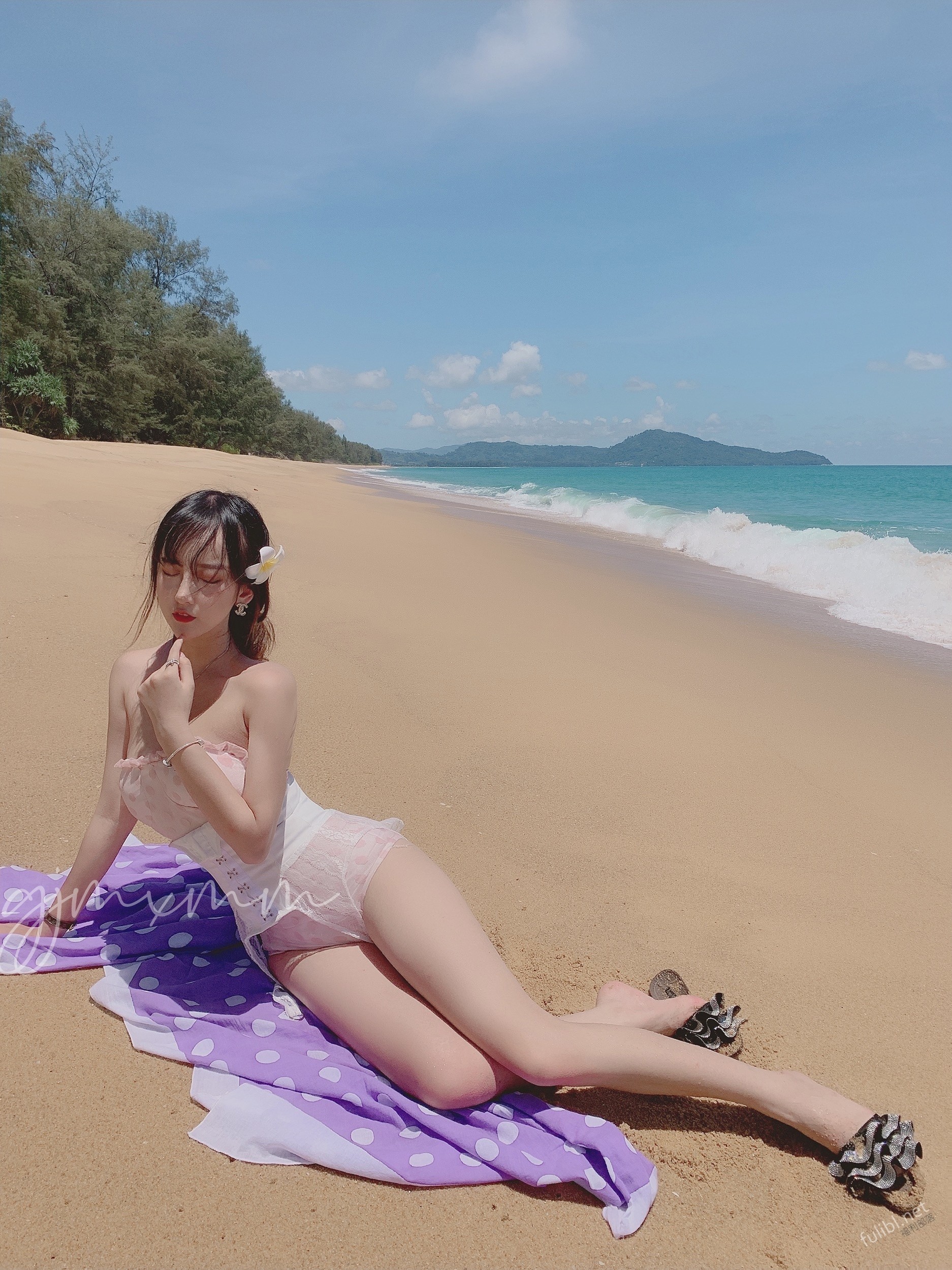 树林里忍不住了 在公园当众啪啪啪 超级羞耻 真是梦想场景 撸点满满 看到这一幕 你能忍住不来干翻她吗