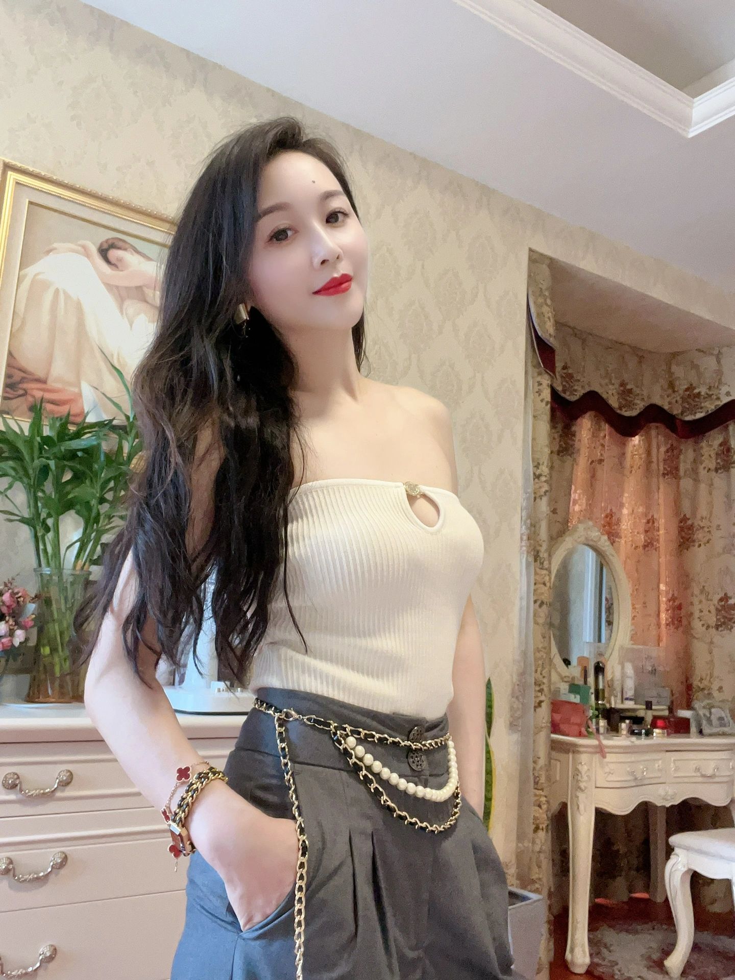 媚黑骚婊体验终极大黑吊的快乐 欲求不满 花巨资找了2个黑人，把骚妻干的受不了，按着腰被操烂啦