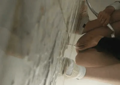 合租房偷拍美女卫生间洗B手法太妖娆洗的黑B阵阵骚味扑鼻