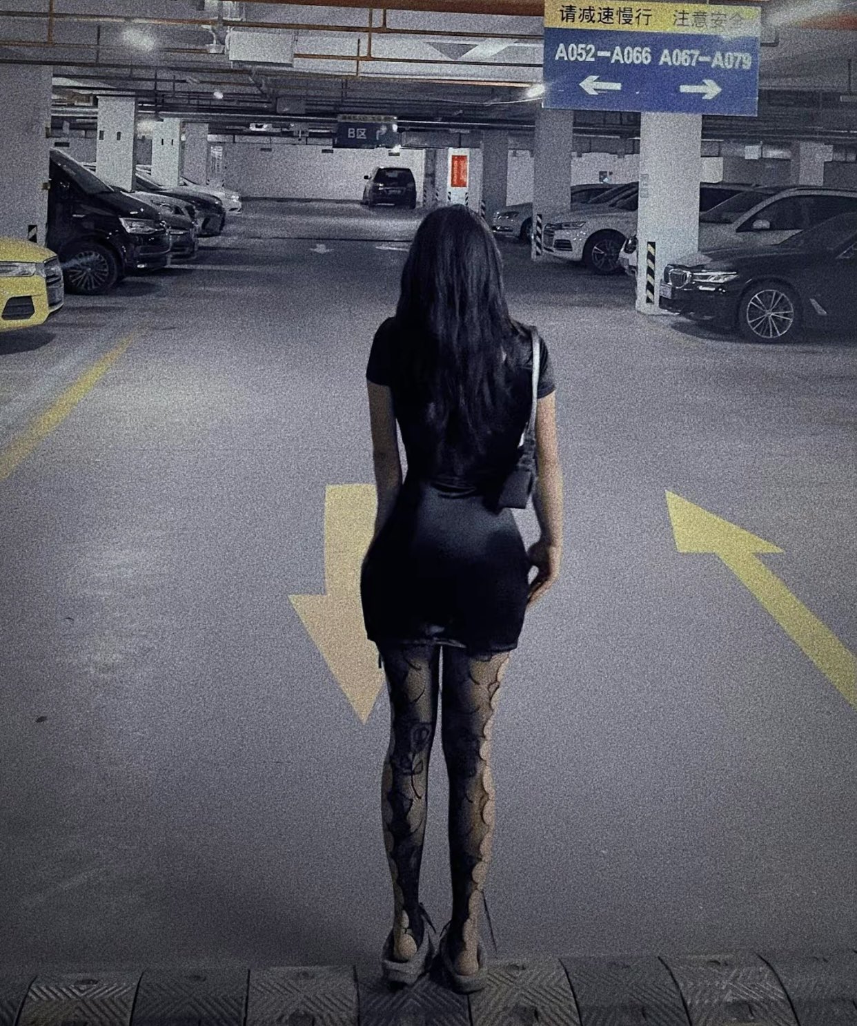 媚黑骚婊体验终极大黑吊的快乐 欲求不满 花巨资找了2个黑人，把骚妻干的受不了，按着腰被操烂啦