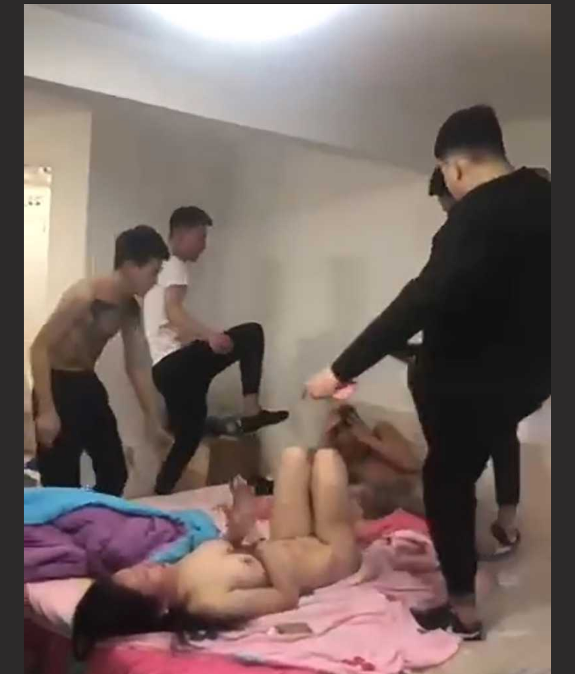 精神小伙捉J!女友出轨好兄弟被捉J在床 众人对好兄弟大打出手 然后让纹身小哥强J自己女友!