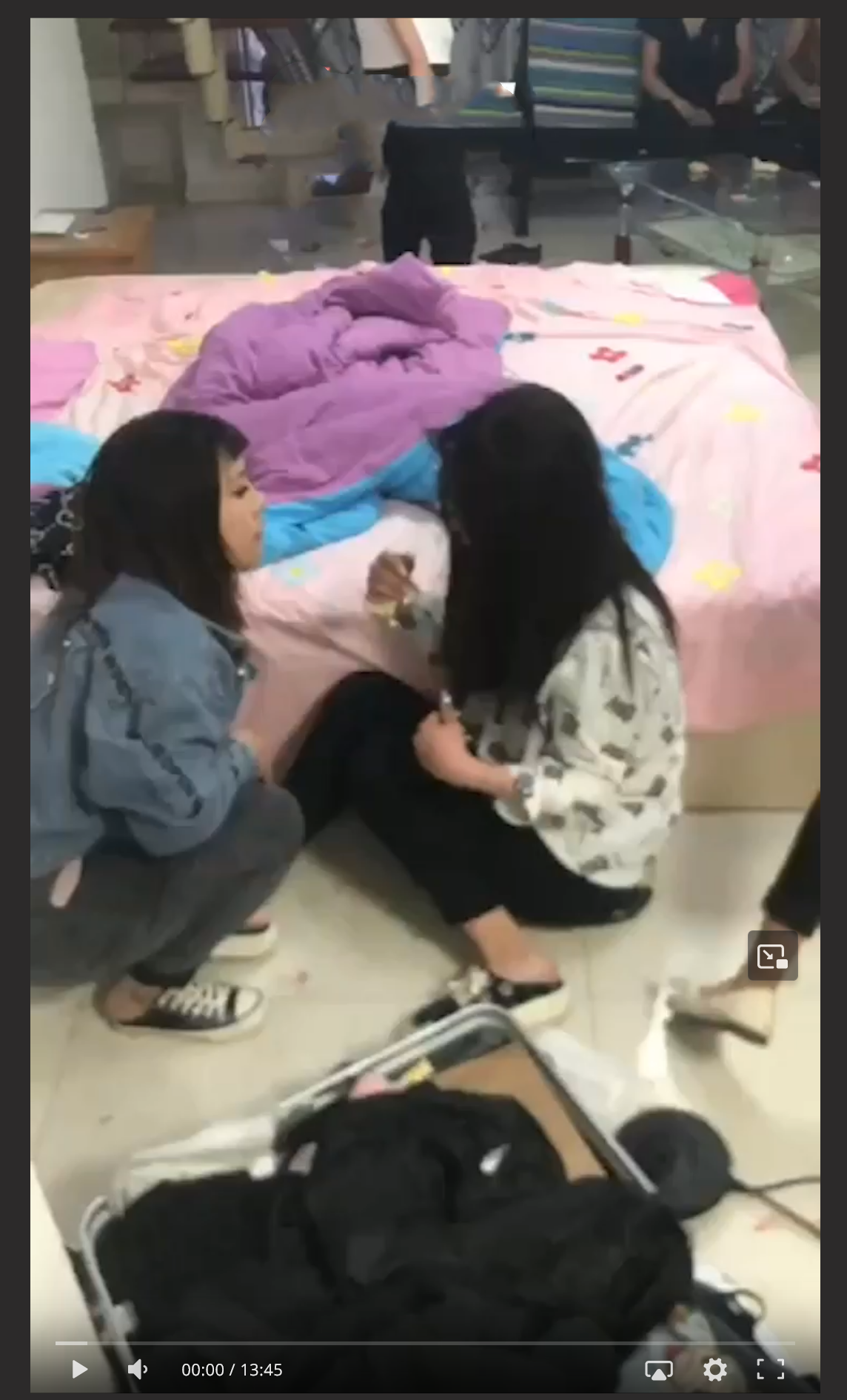 精神小伙捉J！女友出轨好兄弟被捉J在床 众人对好兄弟大打出手 然后让纹身小哥强J自己女友！