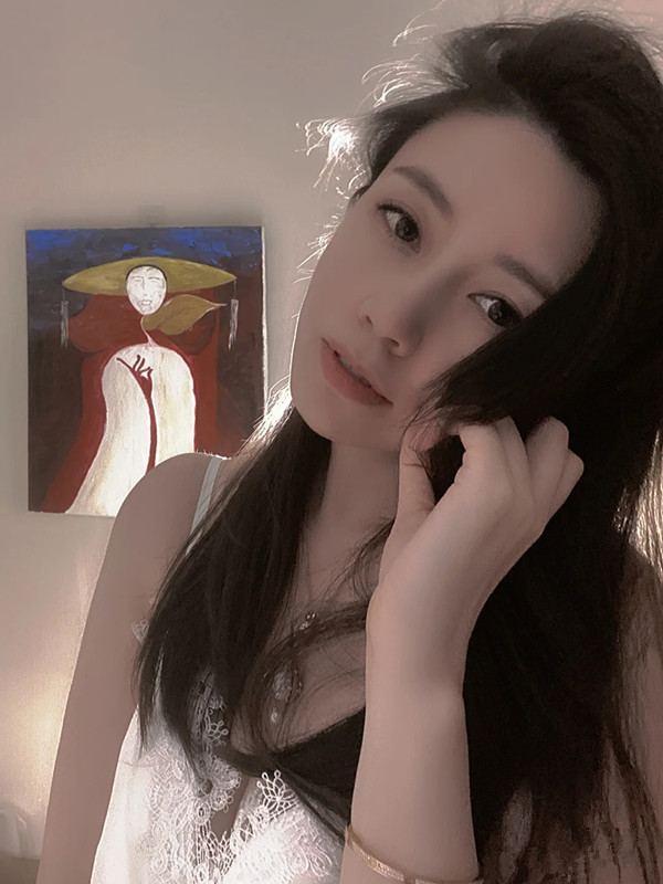 让小骚逼把门打开 对着随时会打开的电梯疯狂后入抽插 又紧张又刺激 听这水声就知道有多享受了