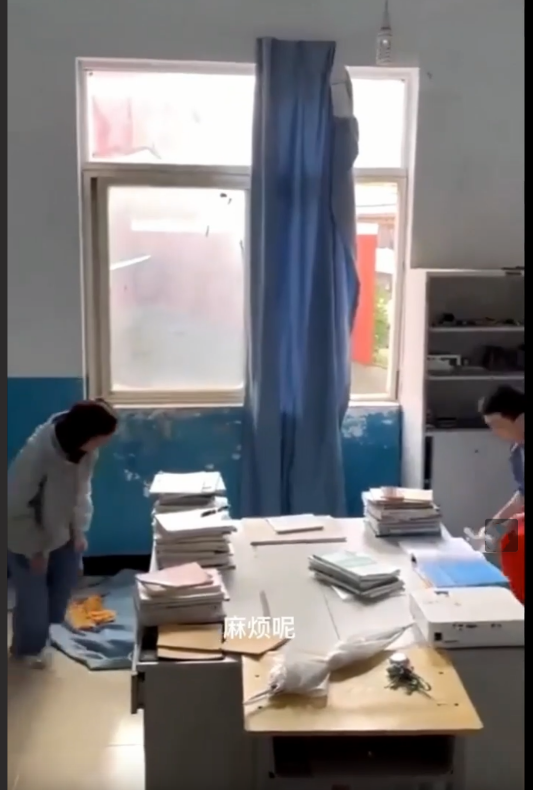 离大谱 -- 云南昆明农业大学学生情侣在教室里啪啪 被多位老师当场堵门！ 直接吓阳痿了！