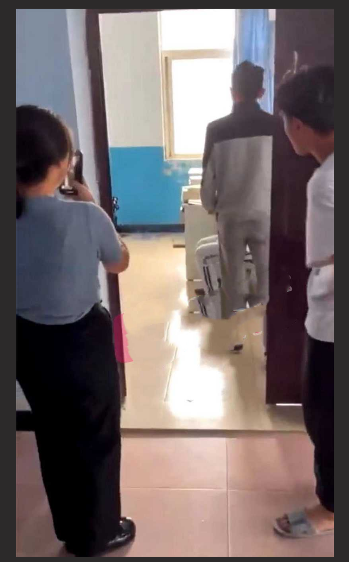 离大谱 -- 云南昆明农业大学学生情侣在教室里啪啪 被多位老师当场堵门！ 直接吓阳痿了！