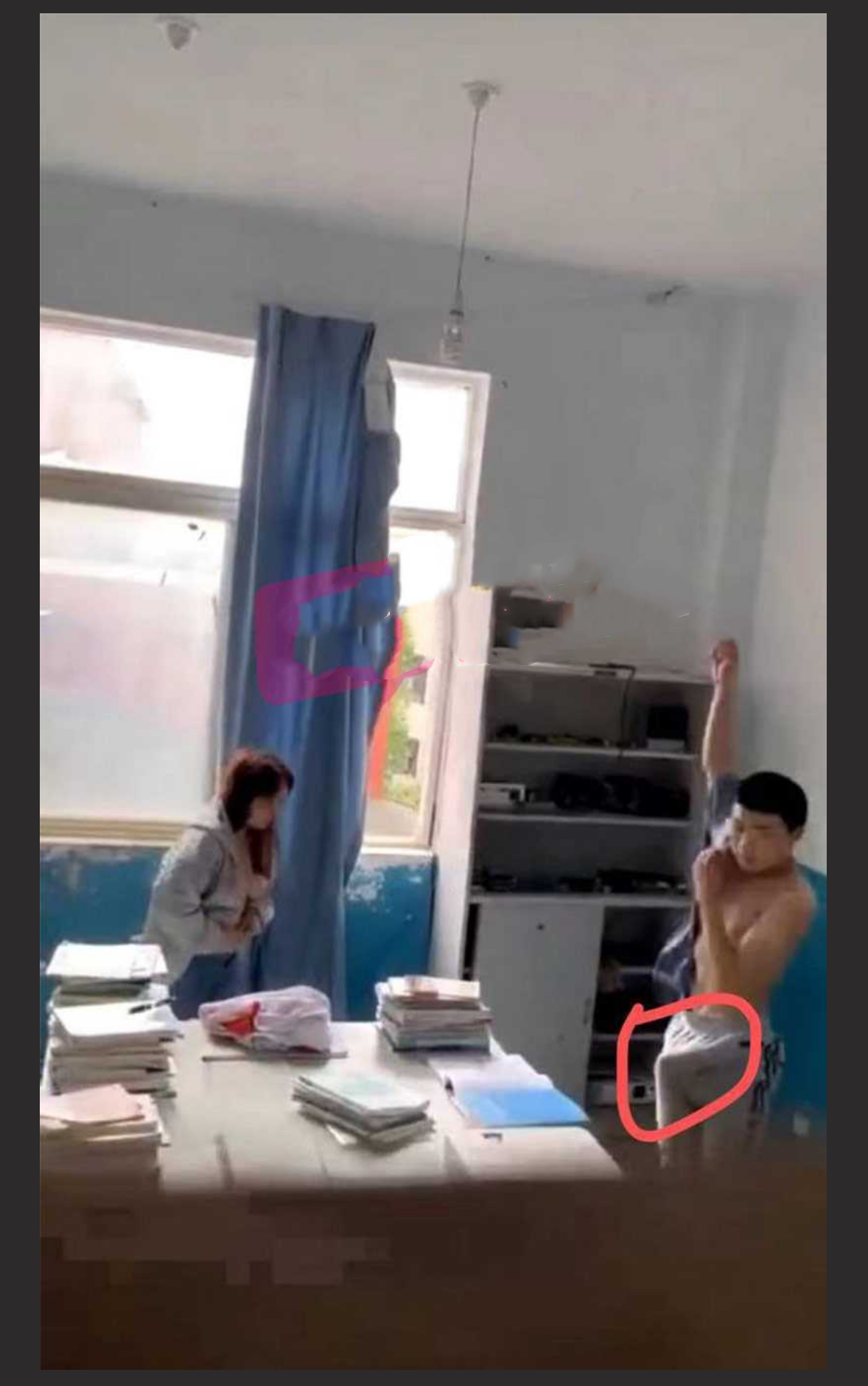 离大谱 -- 云南昆明农业大学学生情侣在教室里啪啪 被多位老师当场堵门！ 直接吓阳痿了！